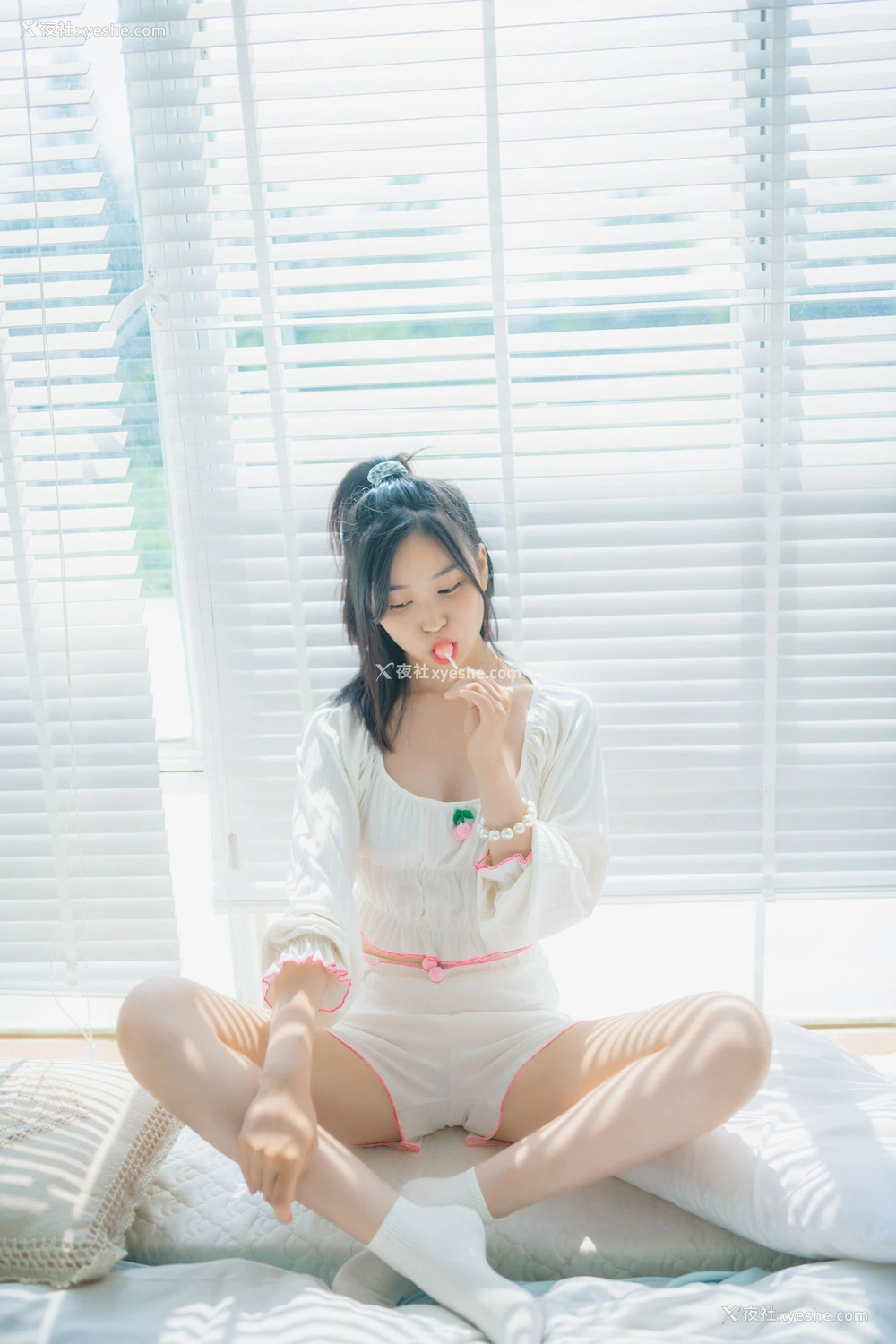 1P - 年年《爱吃棒棒糖的少女》