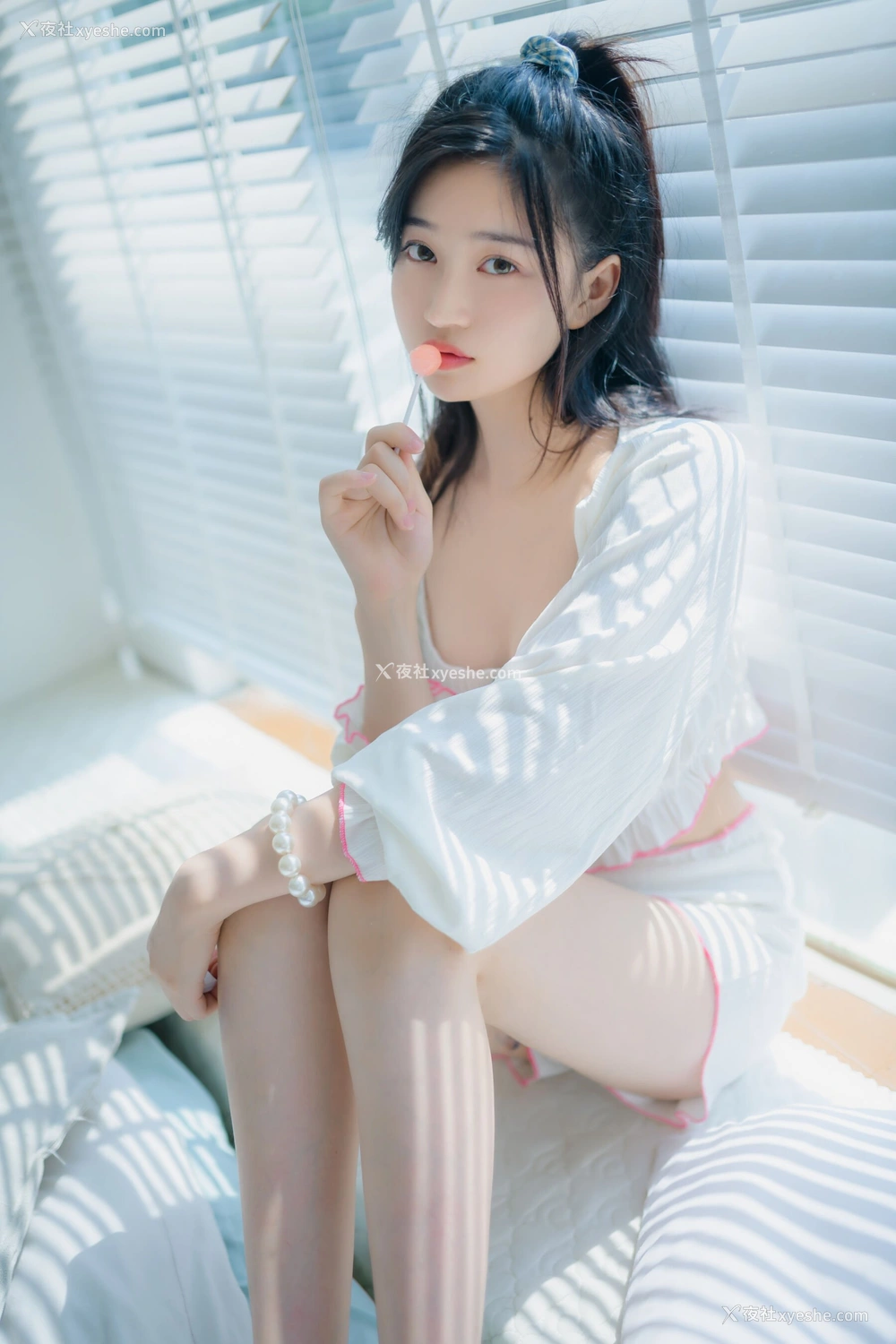 1P - 年年《爱吃棒棒糖的少女》