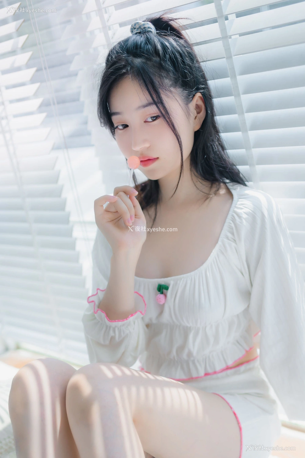 1P - 年年《爱吃棒棒糖的少女》