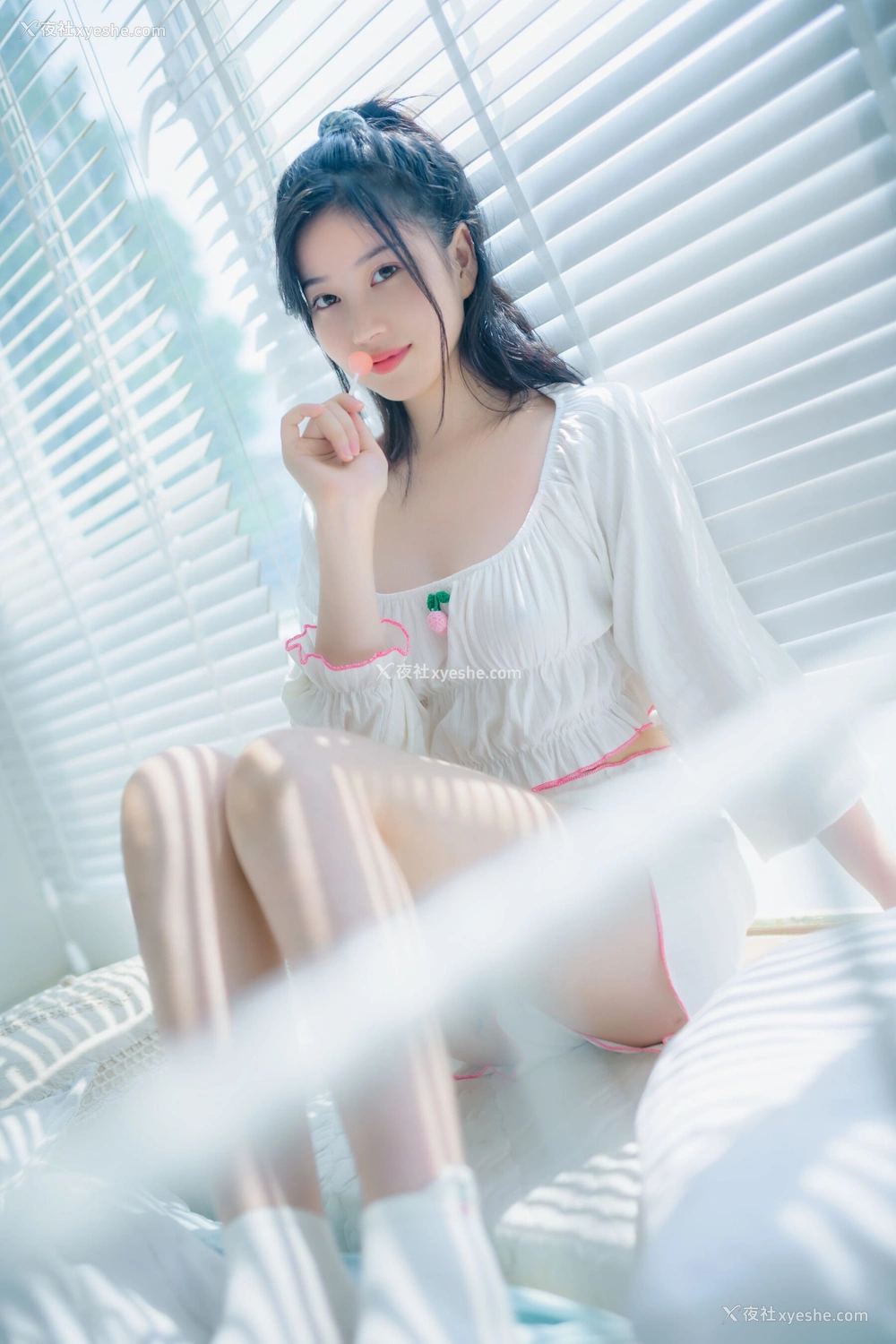 1P - 年年《爱吃棒棒糖的少女》