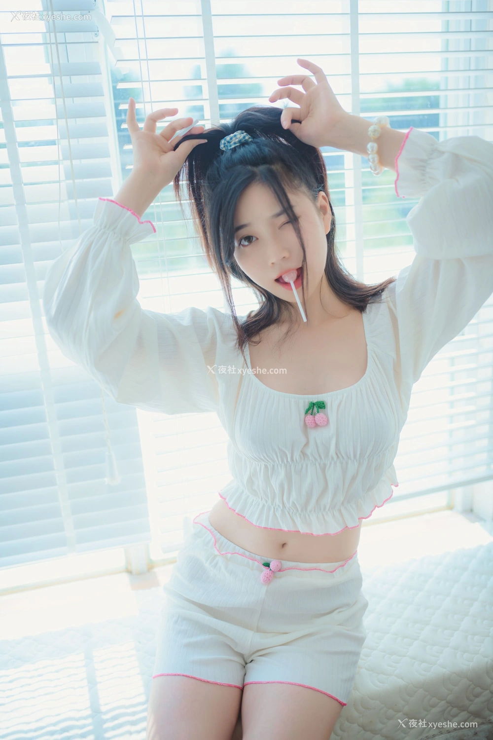 1P - 年年《爱吃棒棒糖的少女》