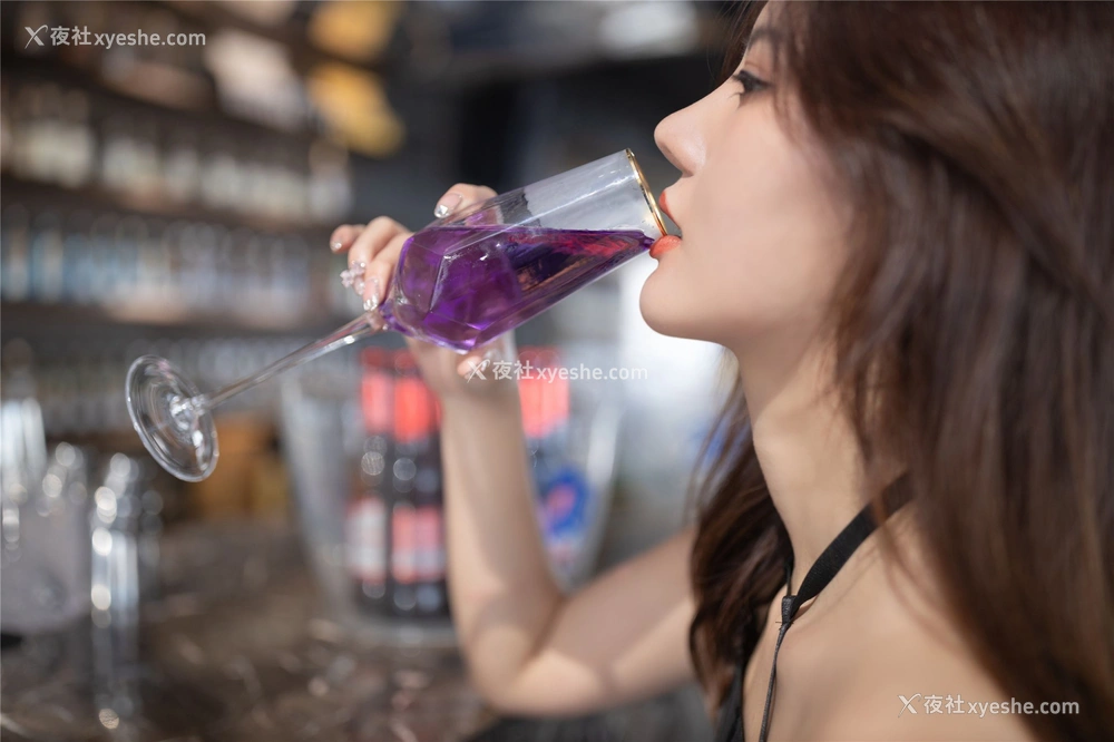 1P - 就是阿朱啊《酒台黑丝》