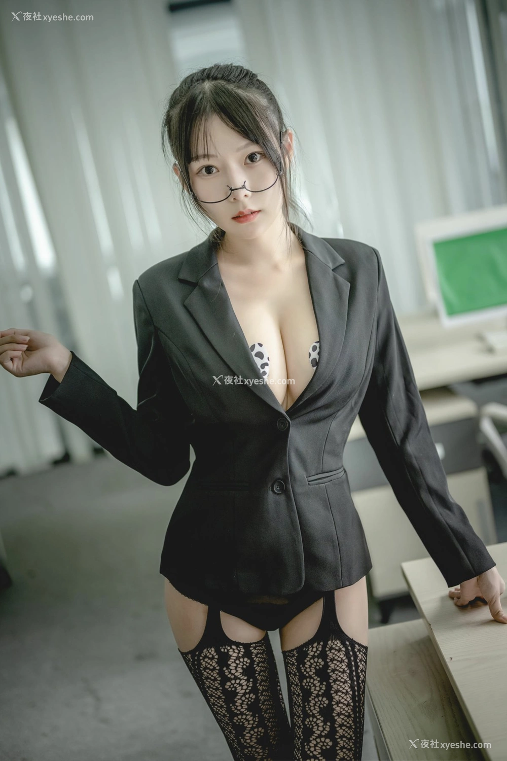 1P - 香草喵露露 – 黑色西装