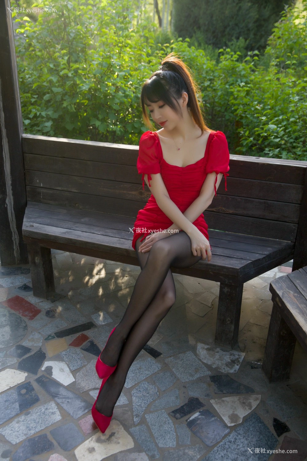 1P - 小女巫露娜 – 户外小红裙