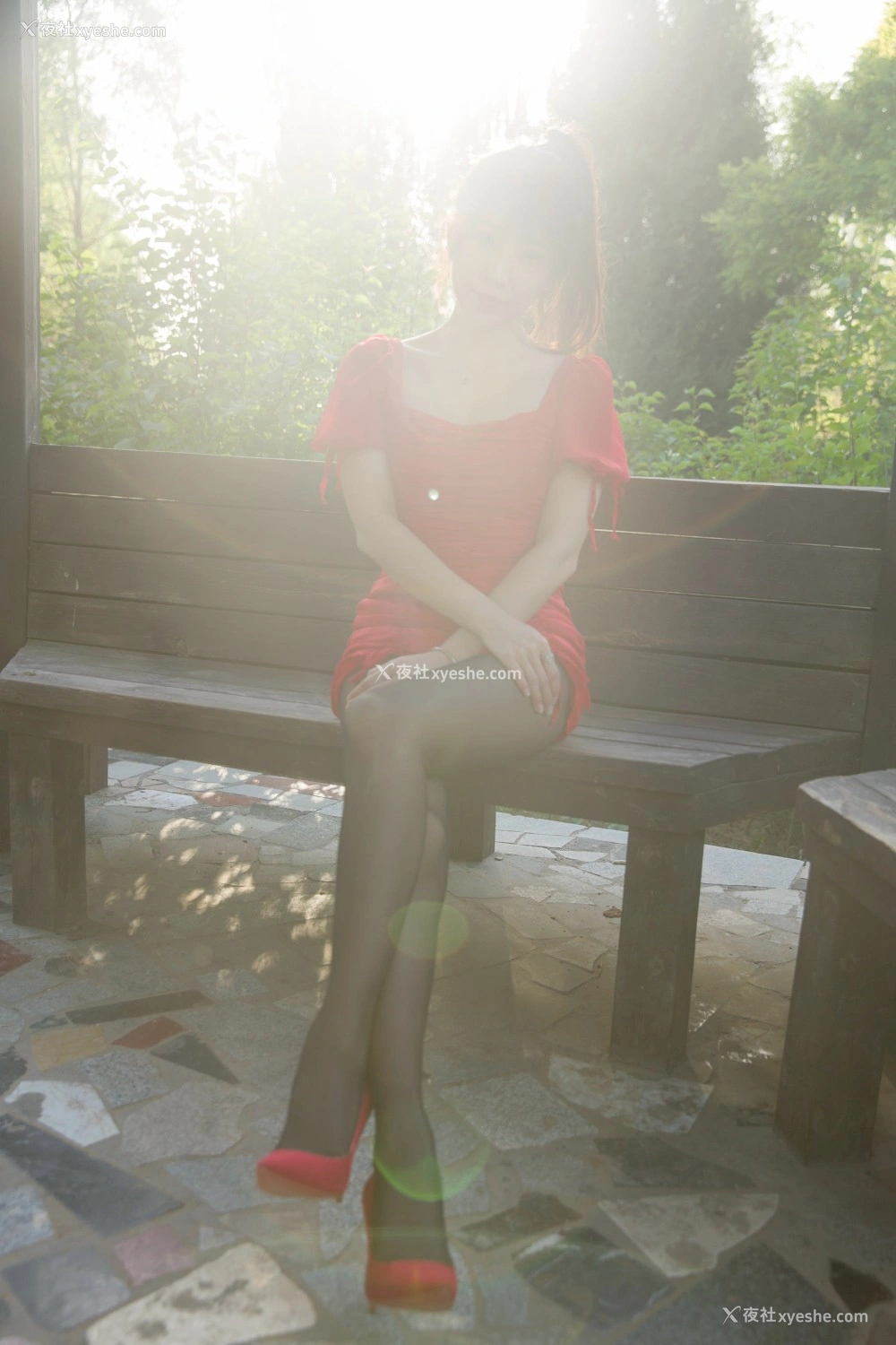 1P - 小女巫露娜 – 户外小红裙