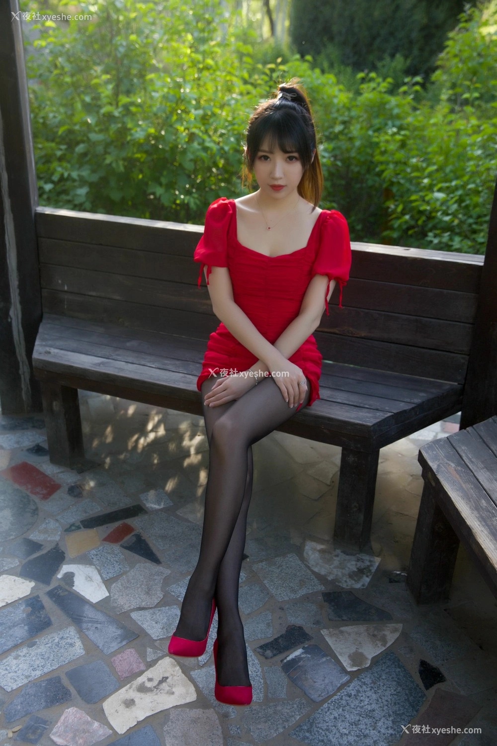 1P - 小女巫露娜 – 户外小红裙