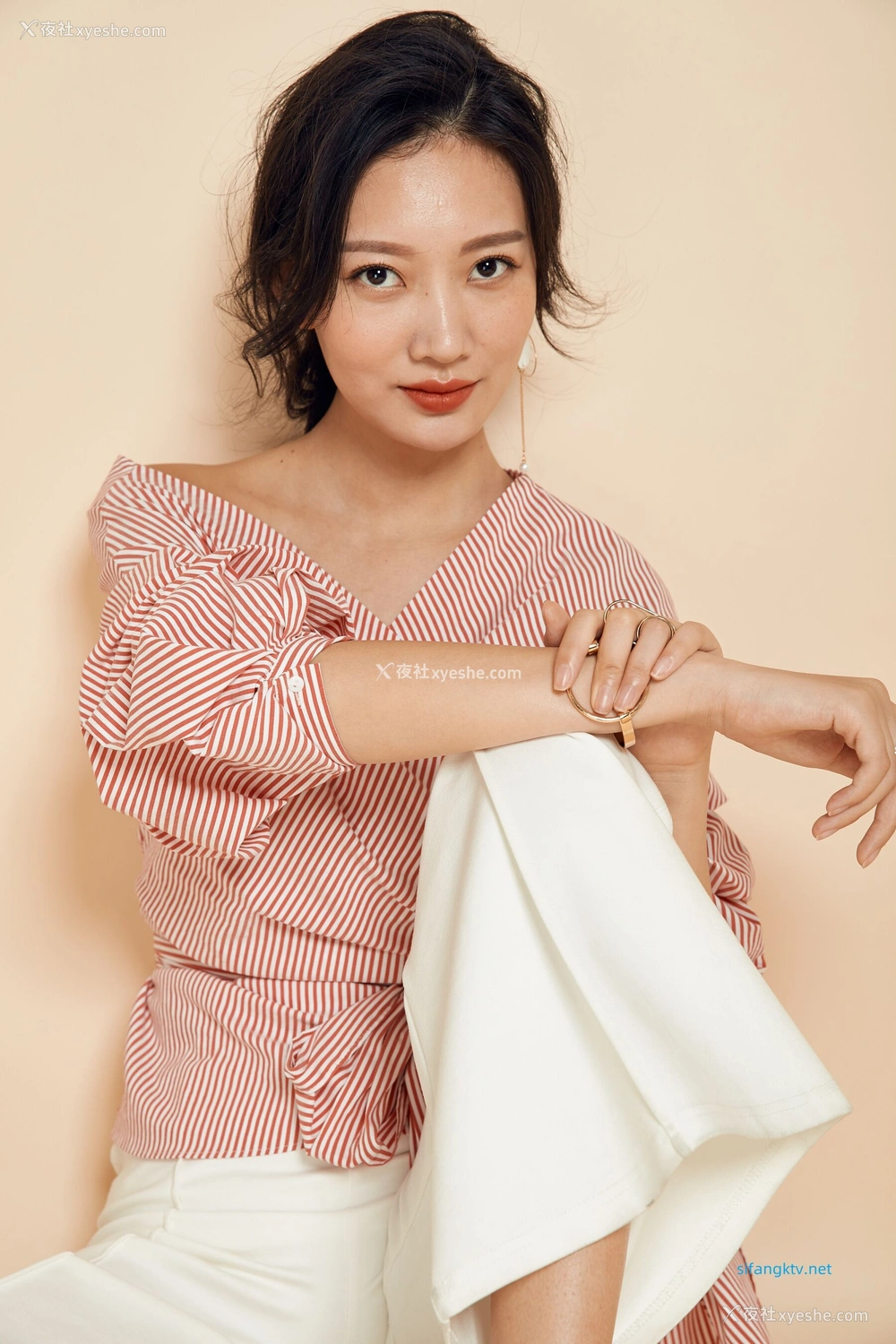 1P - 内地女演员曹成方子性感透点写真