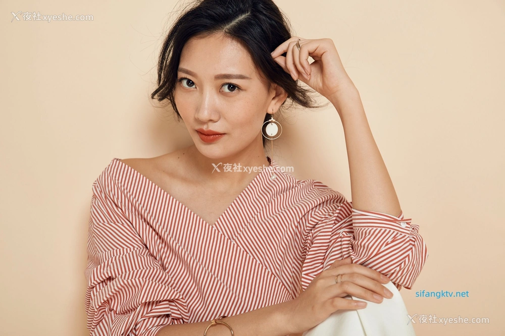 1P - 内地女演员曹成方子性感透点写真