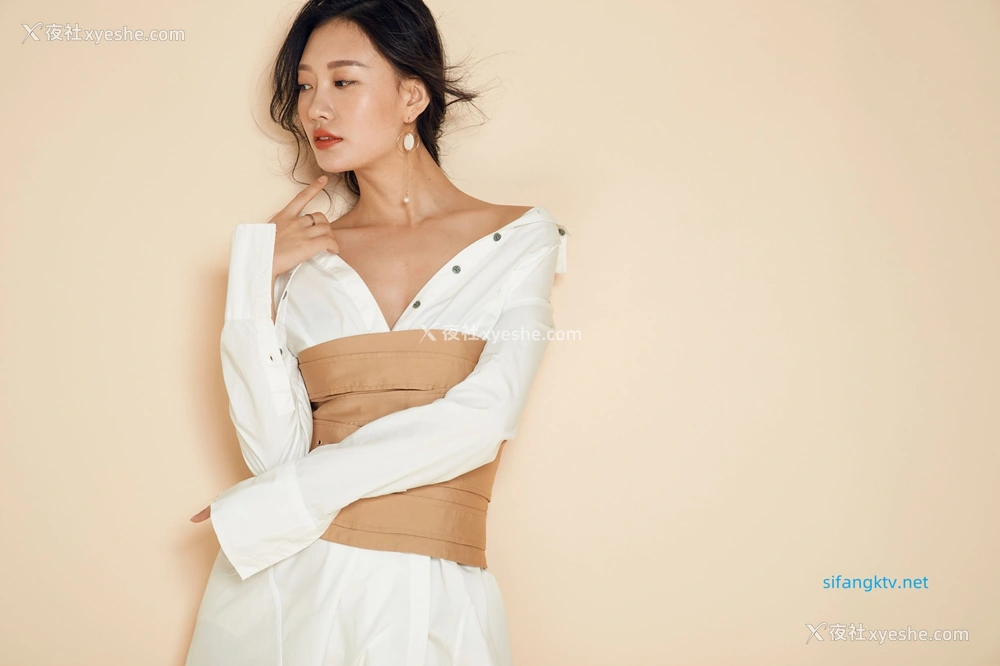 1P - 内地女演员曹成方子性感透点写真