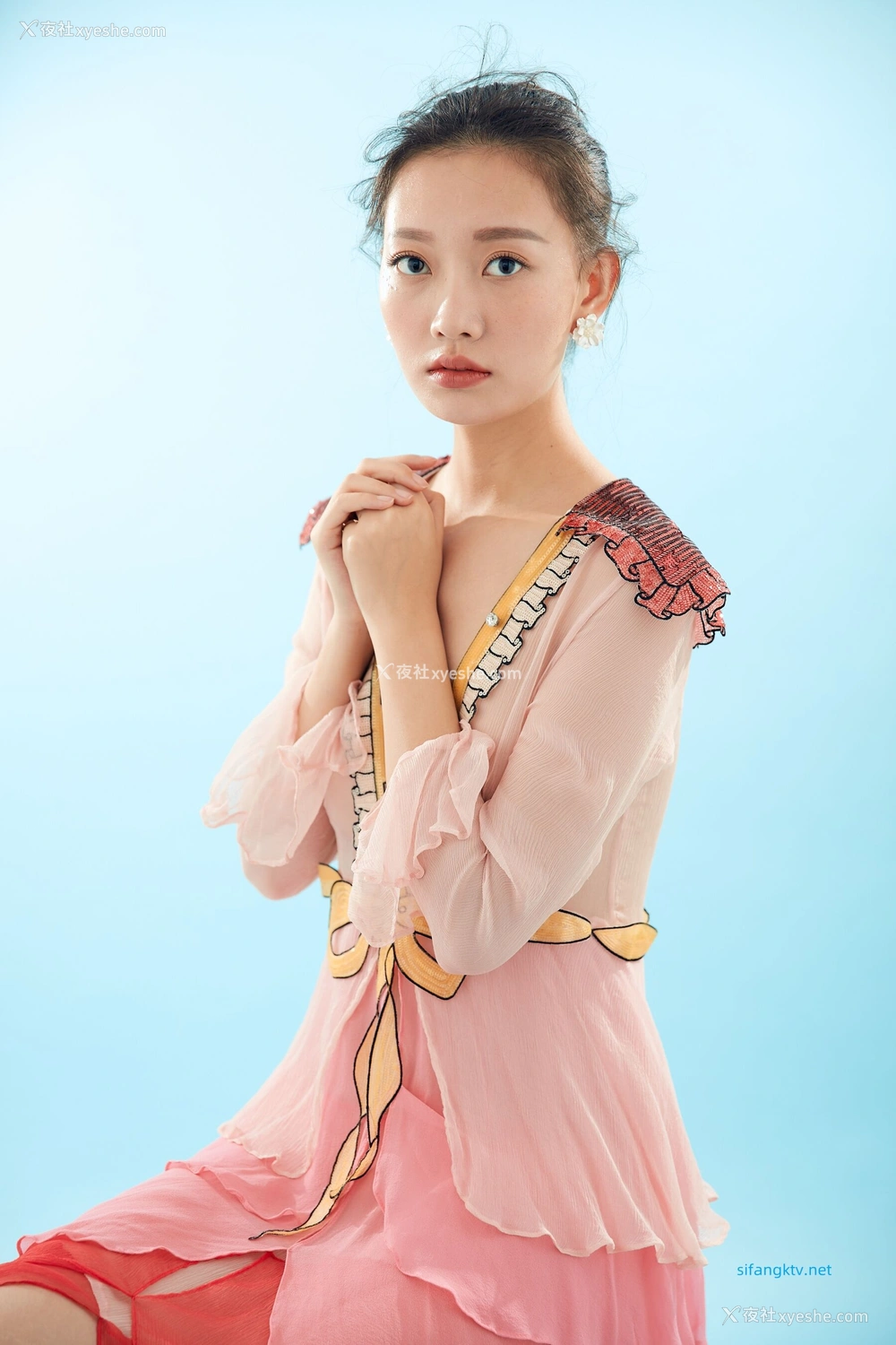 1P - 内地女演员曹成方子性感透点写真
