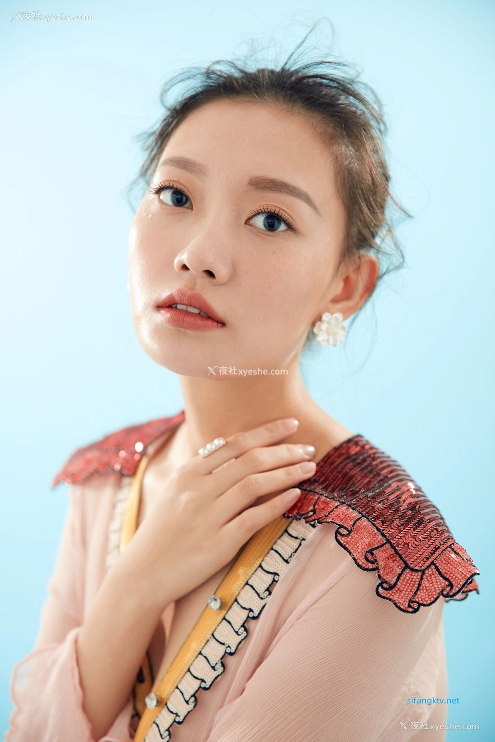 1P - 内地女演员曹成方子性感透点写真