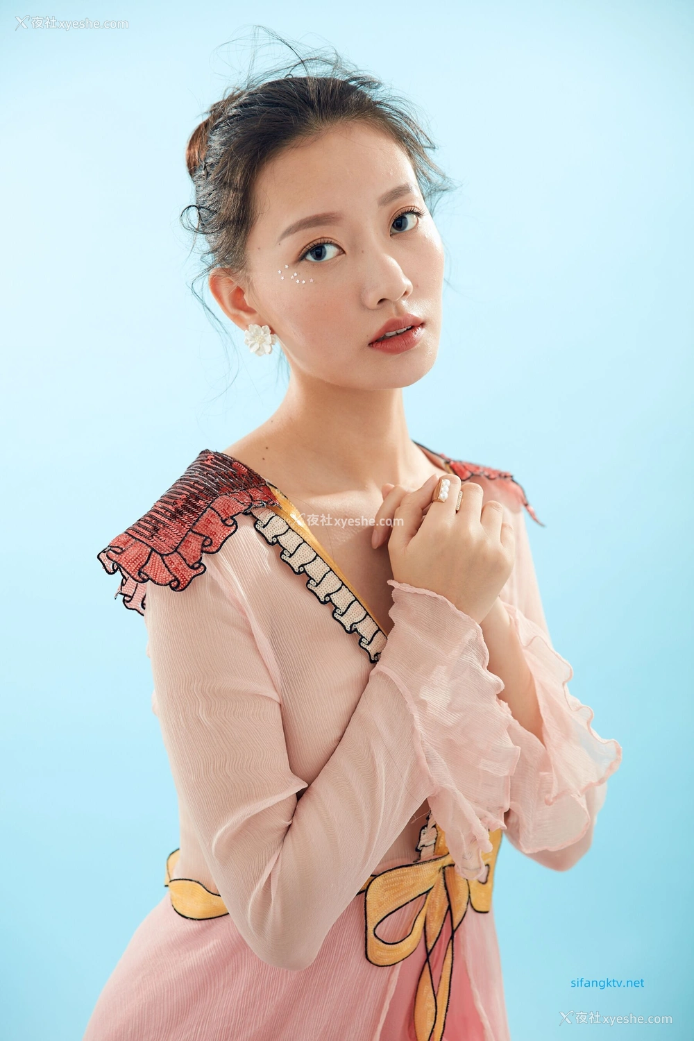 1P - 内地女演员曹成方子性感透点写真
