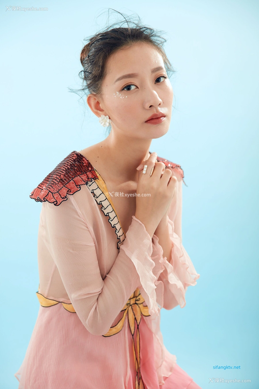 1P - 内地女演员曹成方子性感透点写真