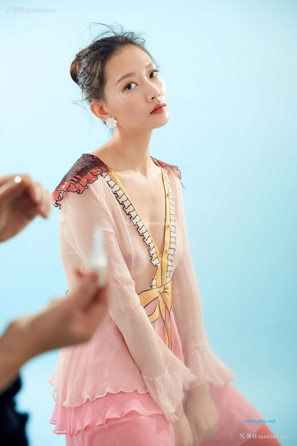 1P - 内地女演员曹成方子性感透点写真