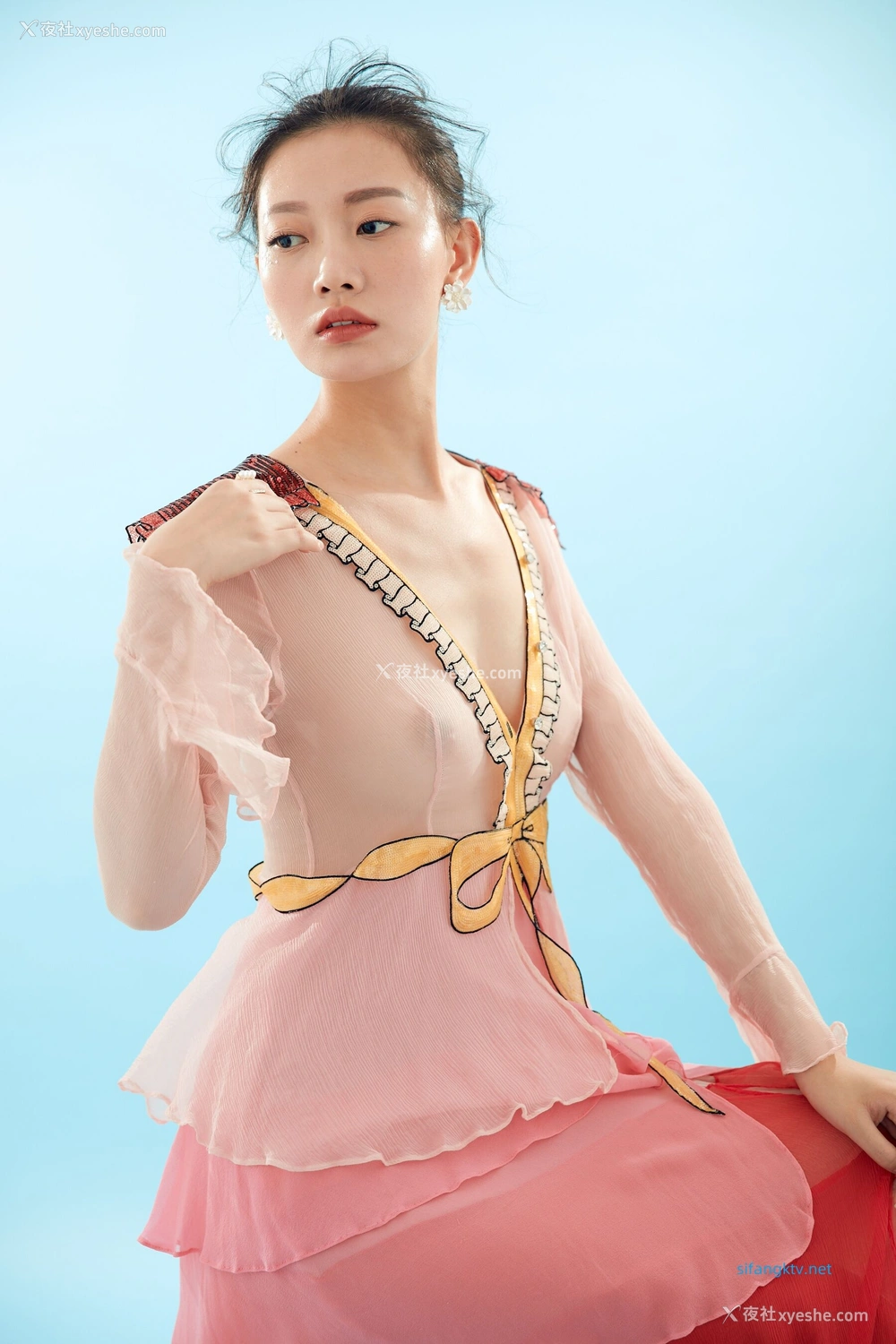 1P - 内地女演员曹成方子性感透点写真