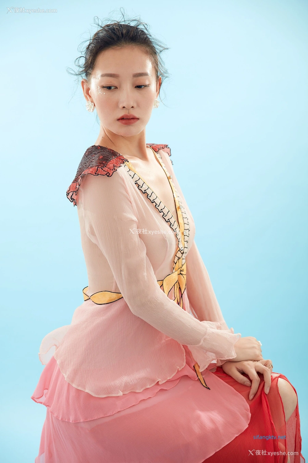 1P - 内地女演员曹成方子性感透点写真