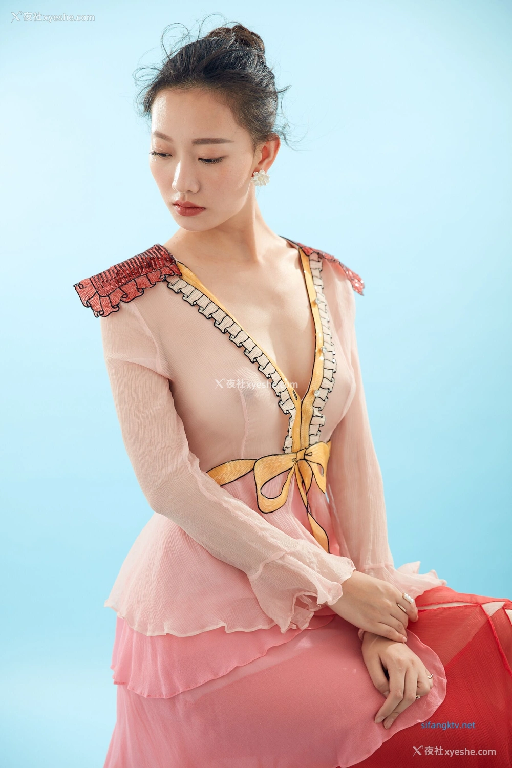 1P - 内地女演员曹成方子性感透点写真