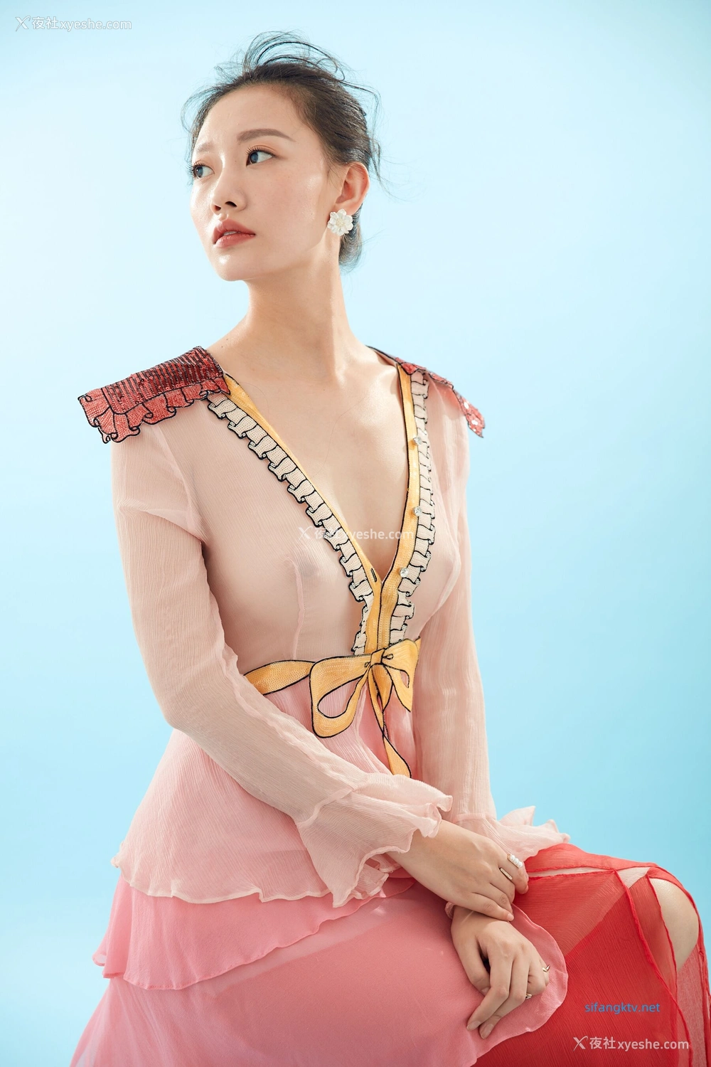 1P - 内地女演员曹成方子性感透点写真