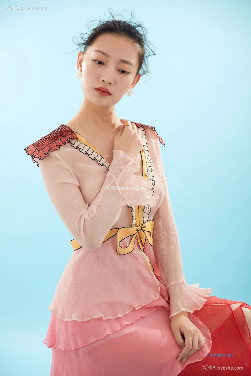 1P - 内地女演员曹成方子性感透点写真