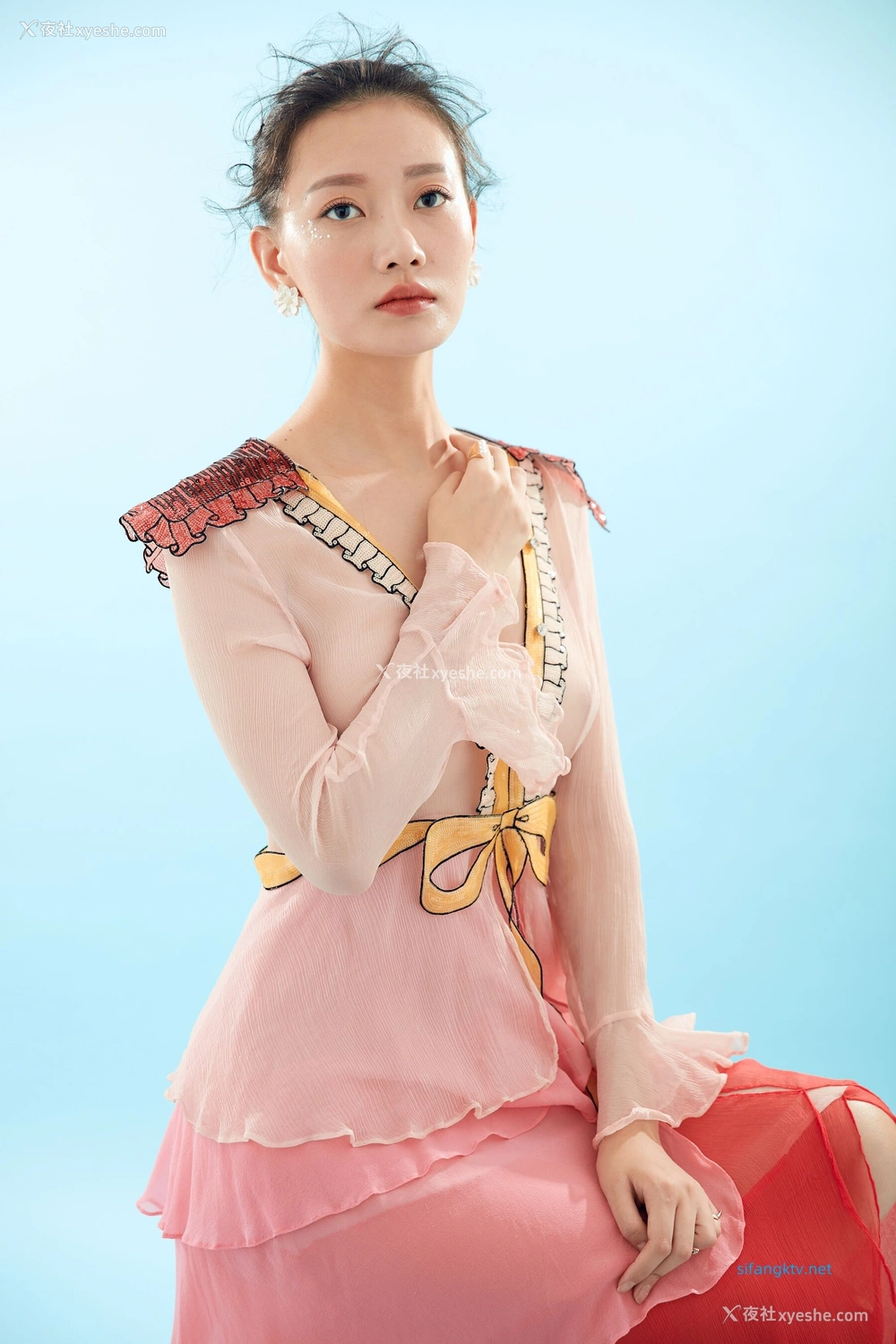 1P - 内地女演员曹成方子性感透点写真