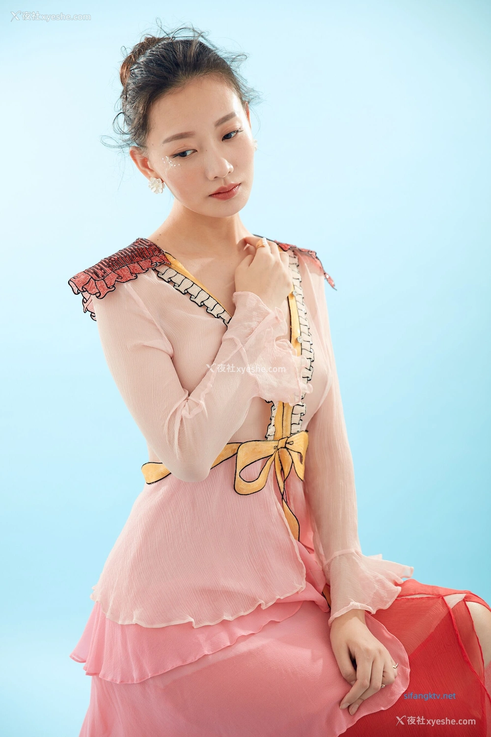 1P - 内地女演员曹成方子性感透点写真