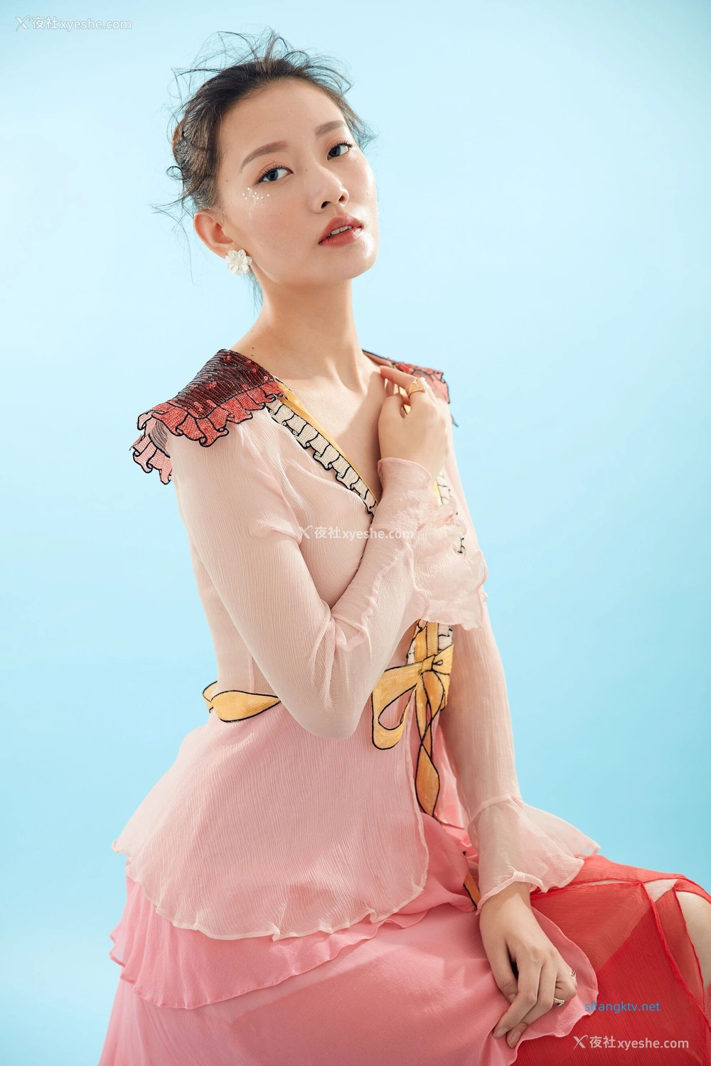 1P - 内地女演员曹成方子性感透点写真
