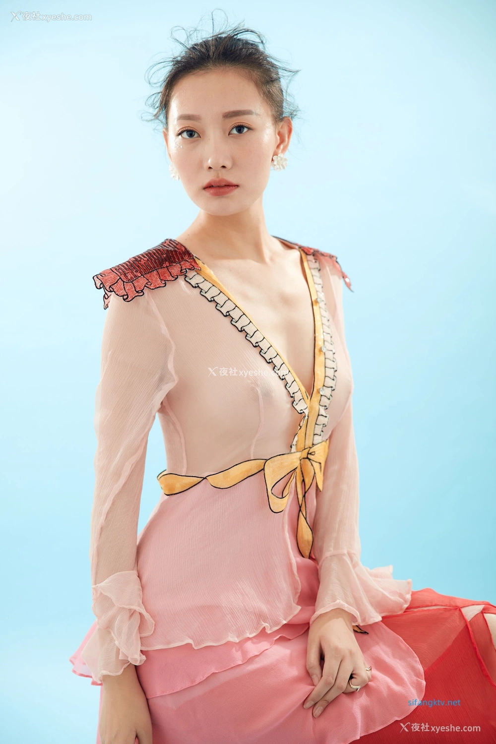 1P - 内地女演员曹成方子性感透点写真