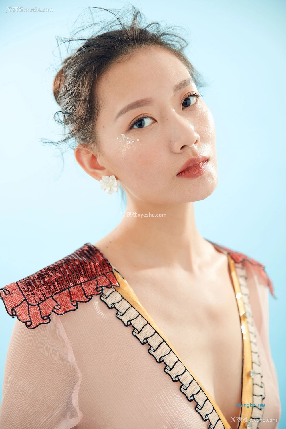 1P - 内地女演员曹成方子性感透点写真