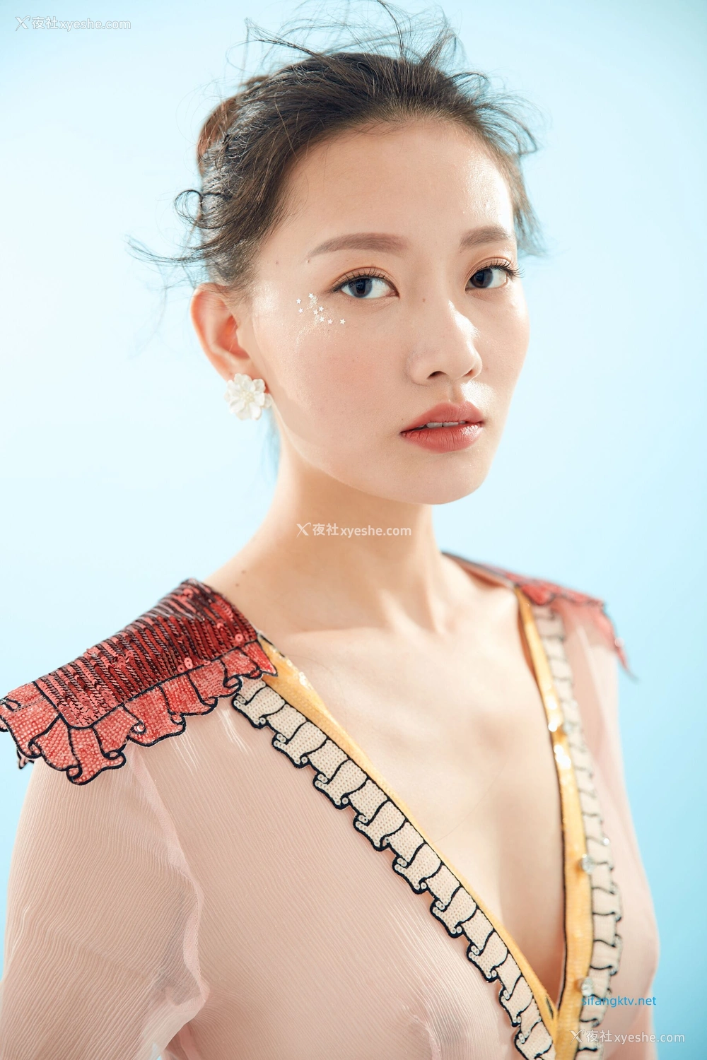 1P - 内地女演员曹成方子性感透点写真