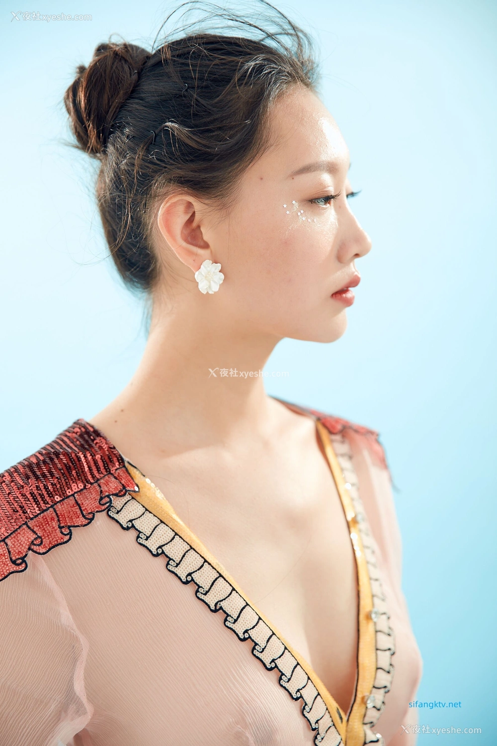 1P - 内地女演员曹成方子性感透点写真