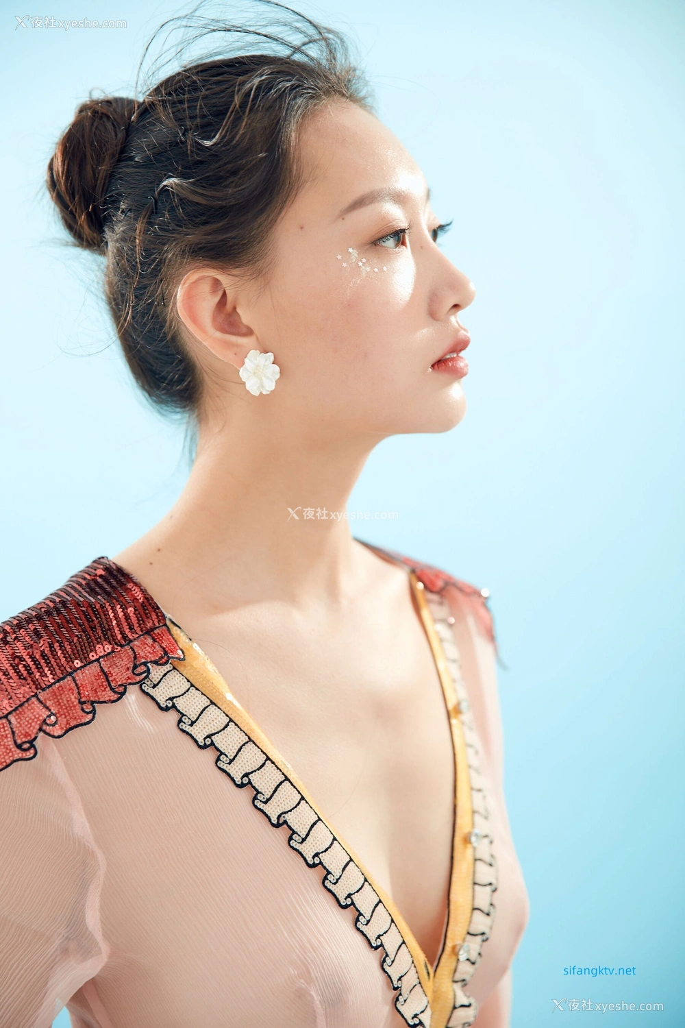 1P - 内地女演员曹成方子性感透点写真