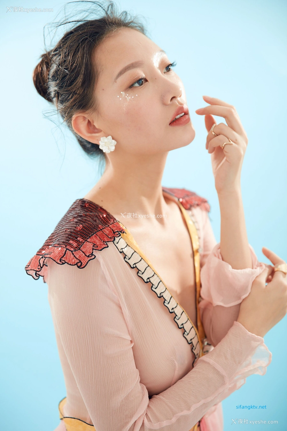 1P - 内地女演员曹成方子性感透点写真