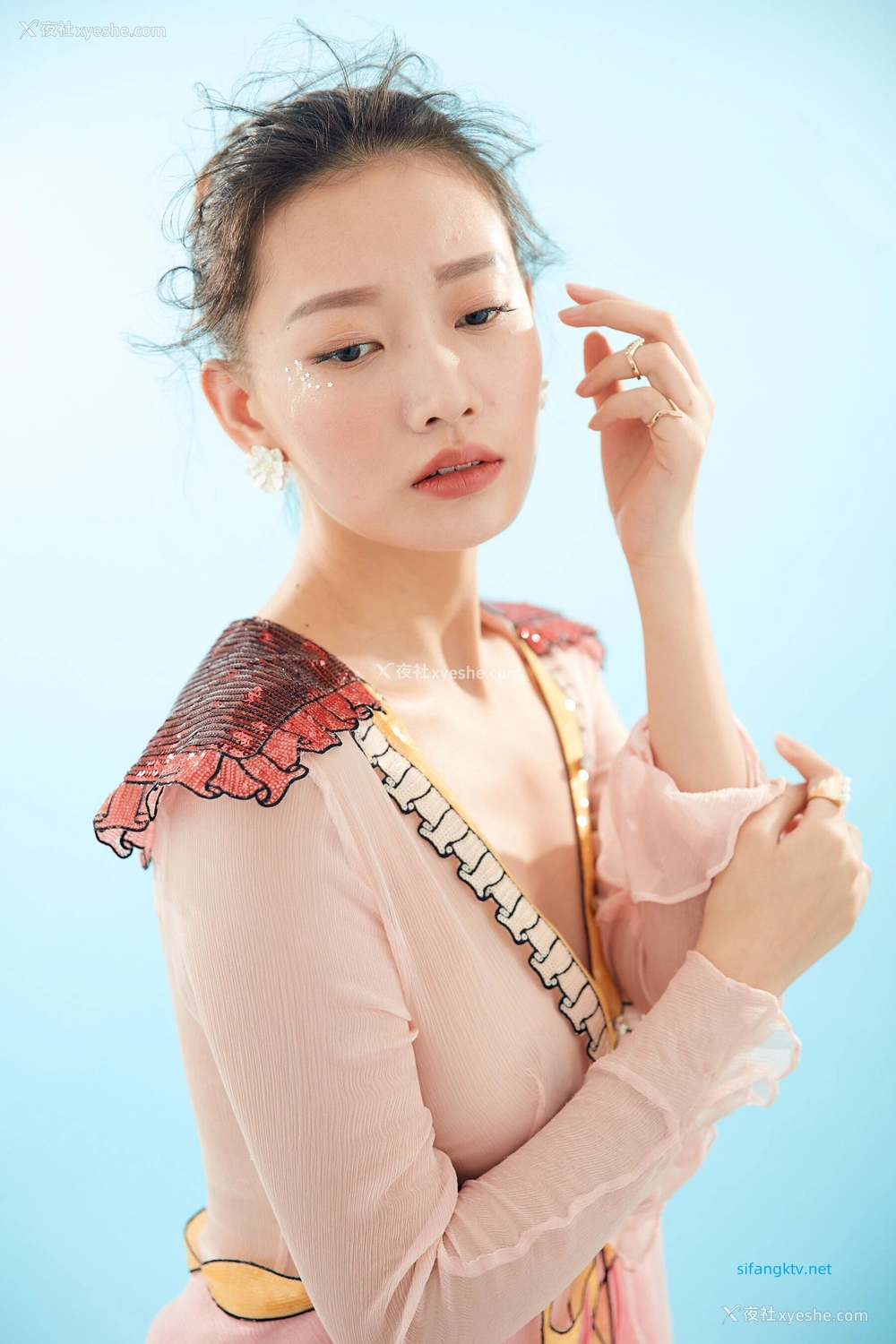 1P - 内地女演员曹成方子性感透点写真