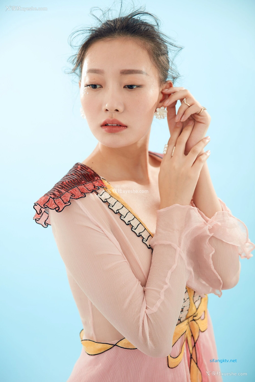 1P - 内地女演员曹成方子性感透点写真
