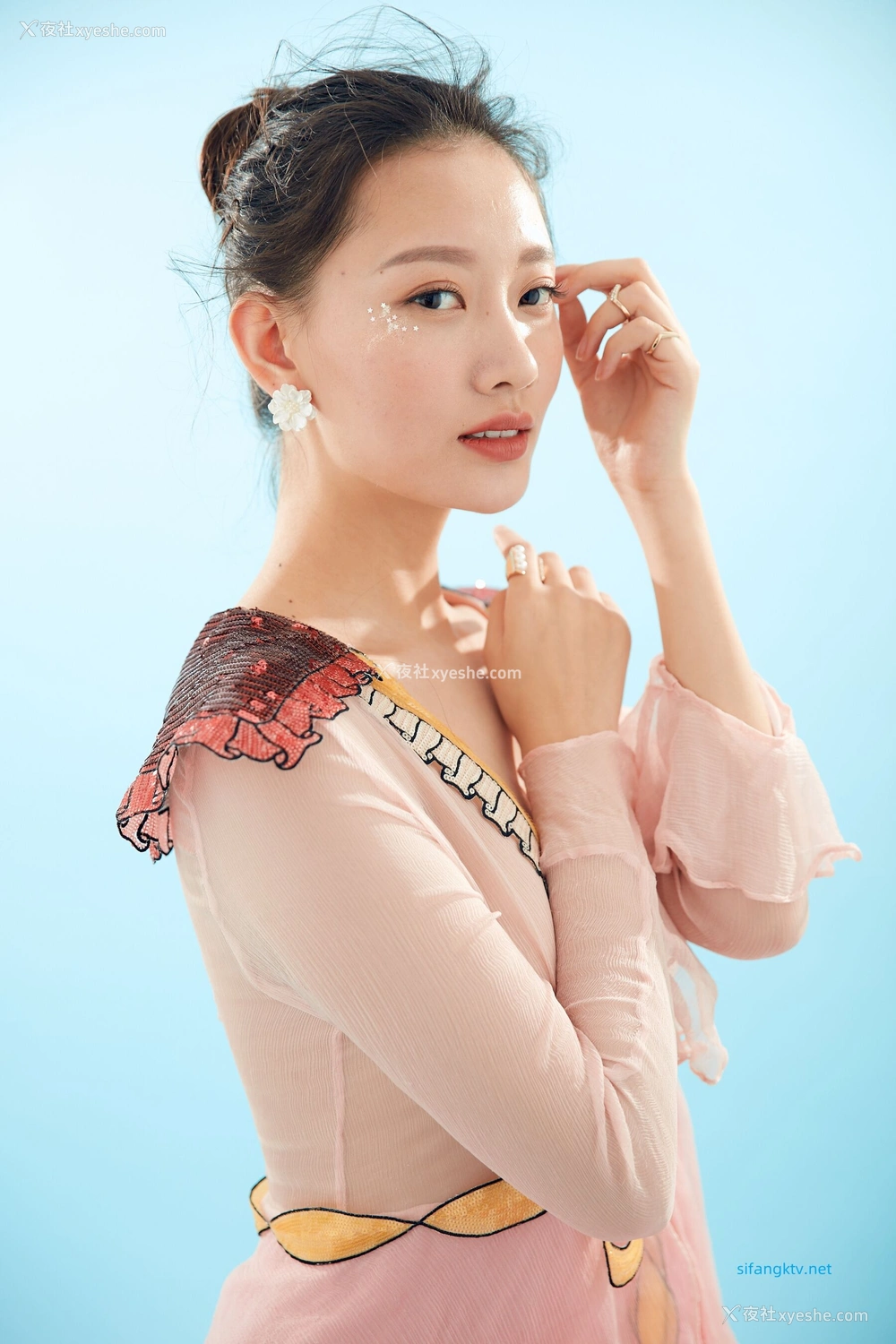 1P - 内地女演员曹成方子性感透点写真