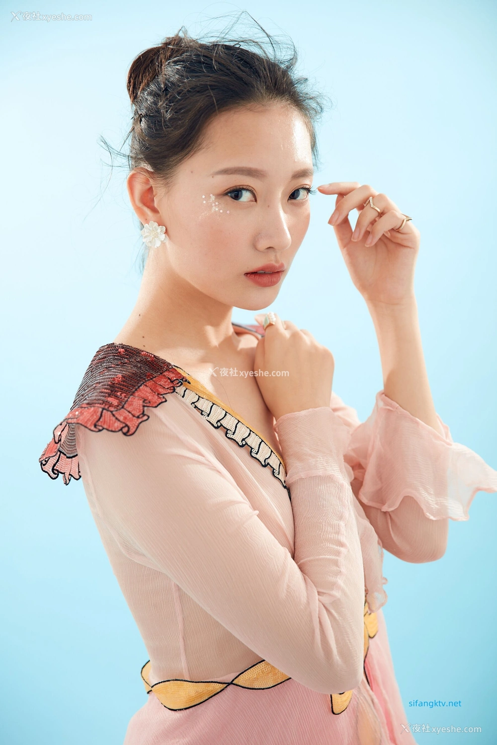 1P - 内地女演员曹成方子性感透点写真