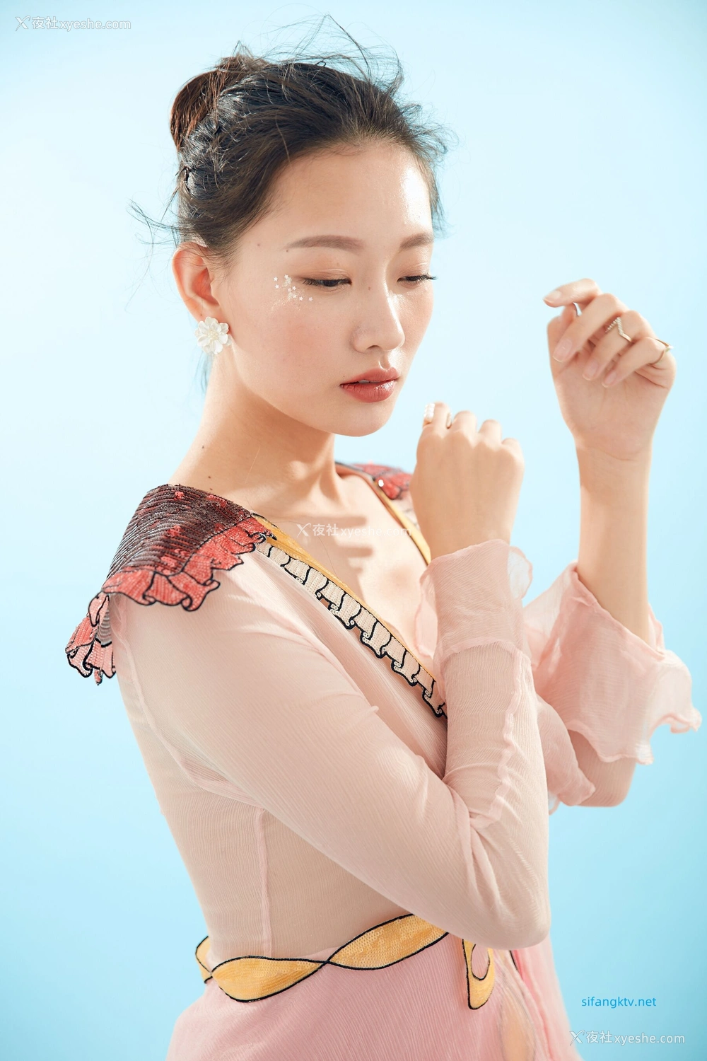 1P - 内地女演员曹成方子性感透点写真