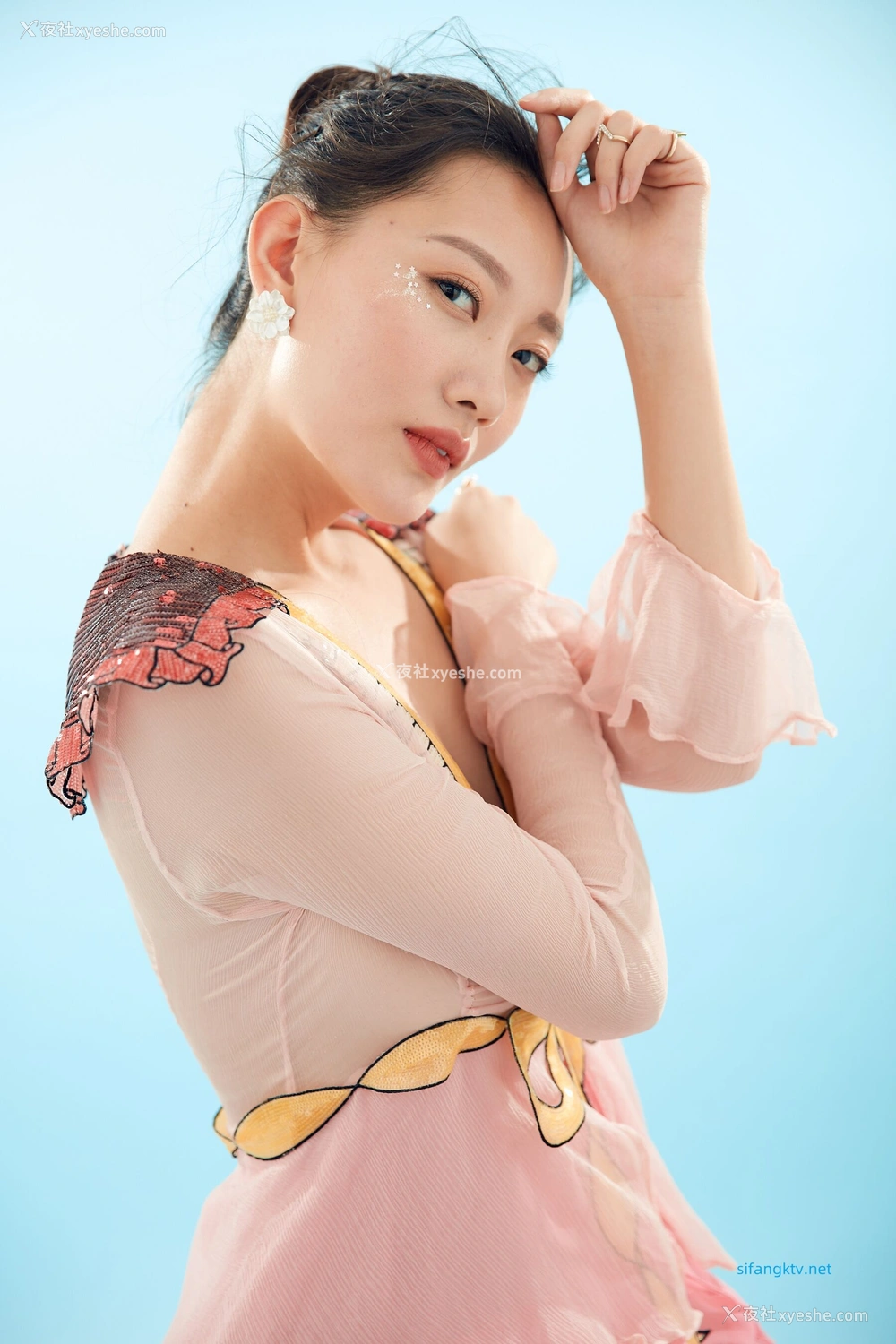 1P - 内地女演员曹成方子性感透点写真