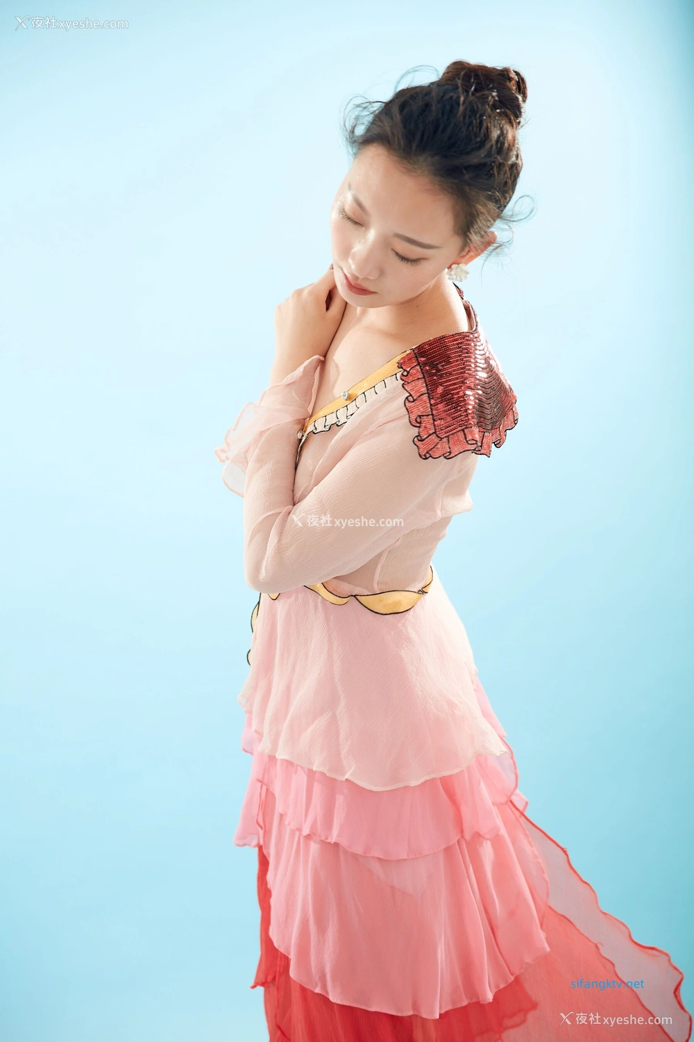 1P - 内地女演员曹成方子性感透点写真
