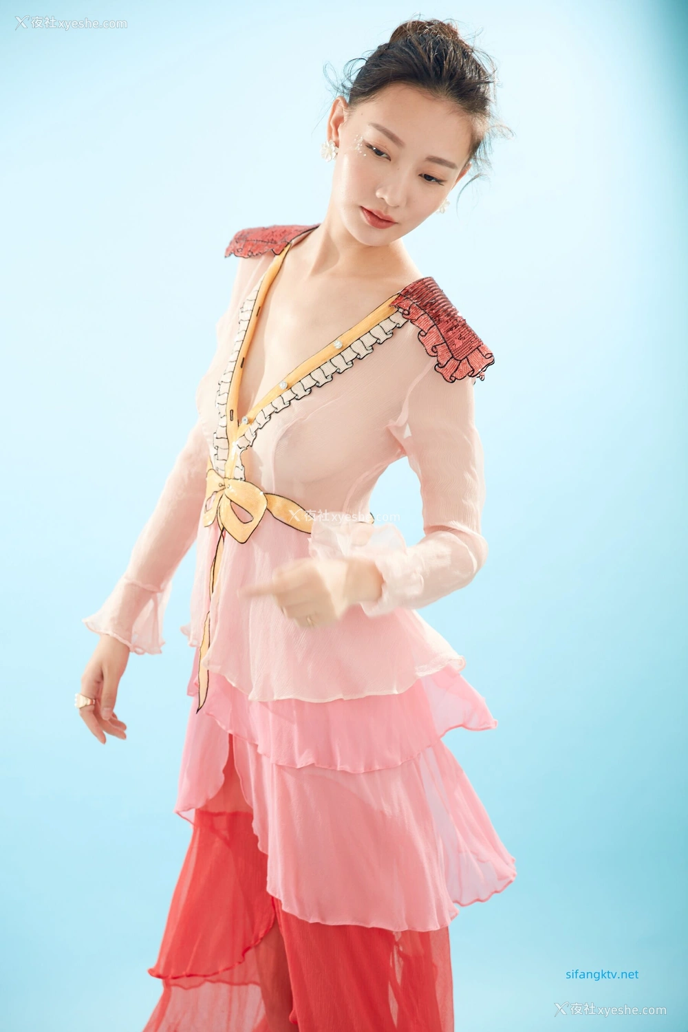 1P - 内地女演员曹成方子性感透点写真