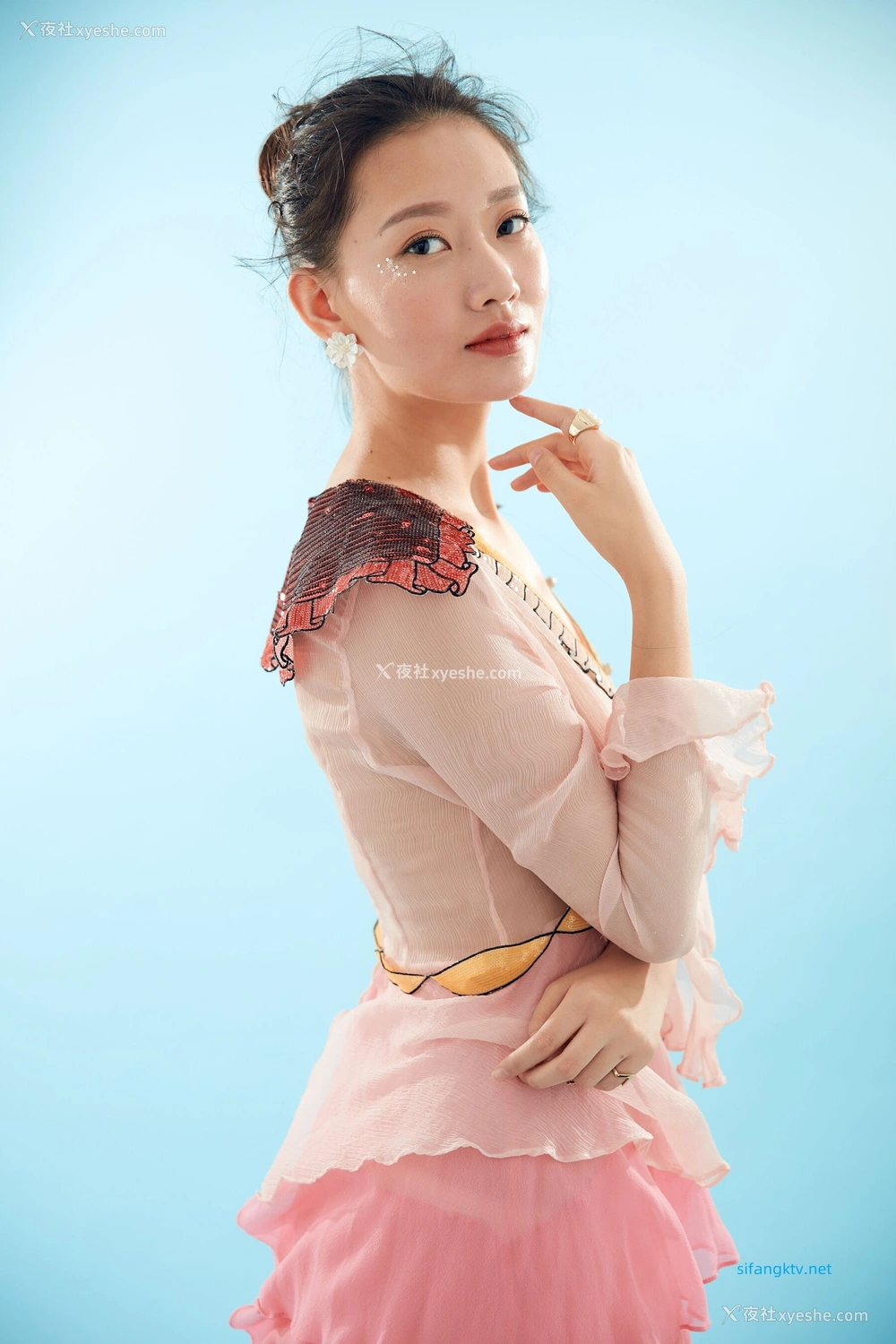 1P - 内地女演员曹成方子性感透点写真