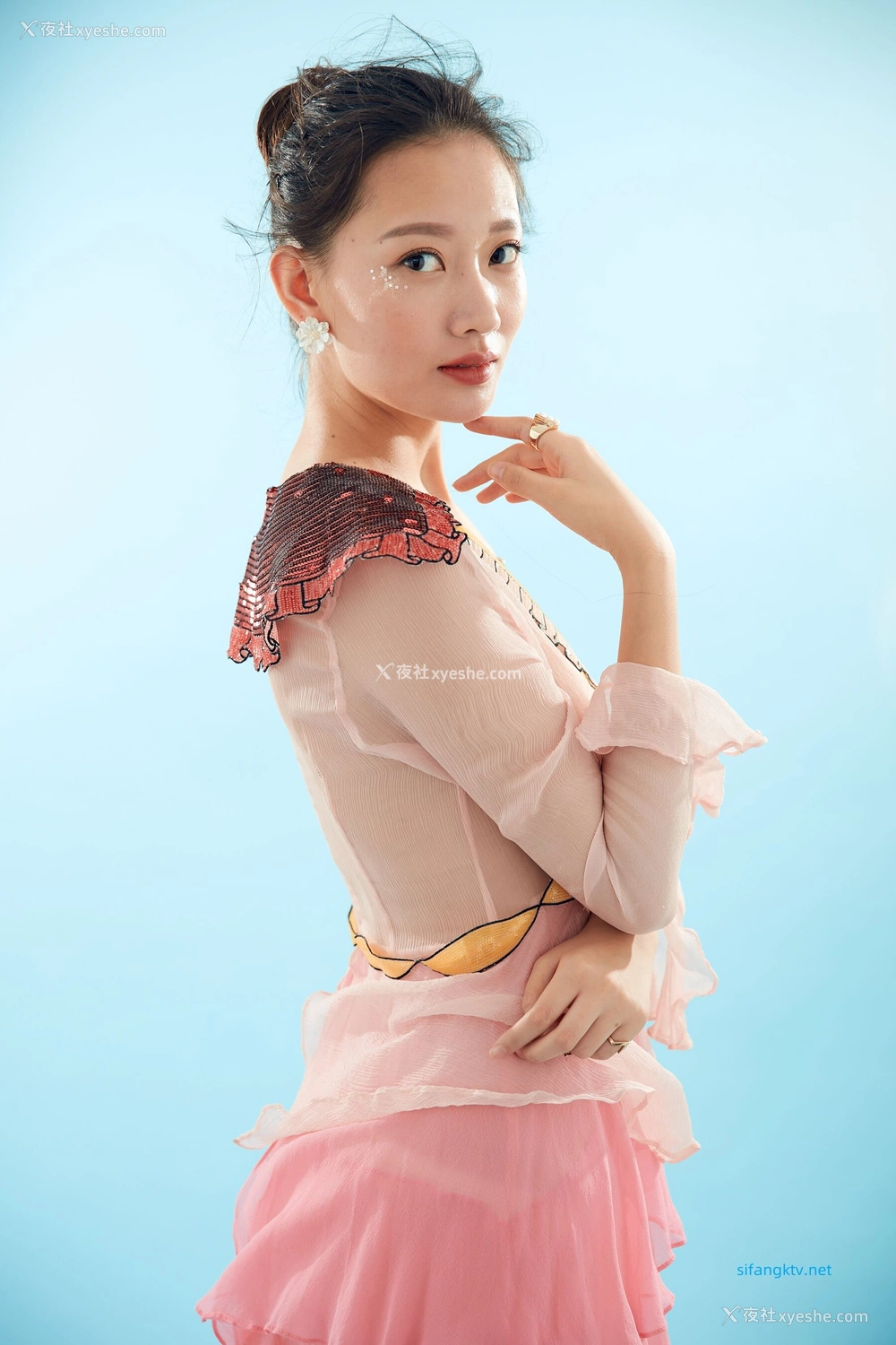 1P - 内地女演员曹成方子性感透点写真