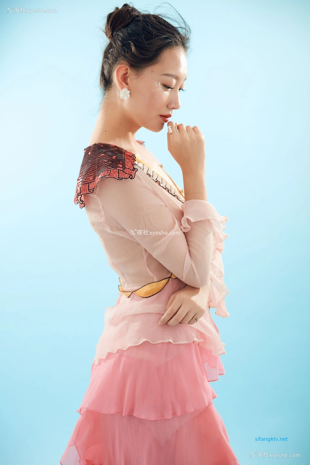 1P - 内地女演员曹成方子性感透点写真