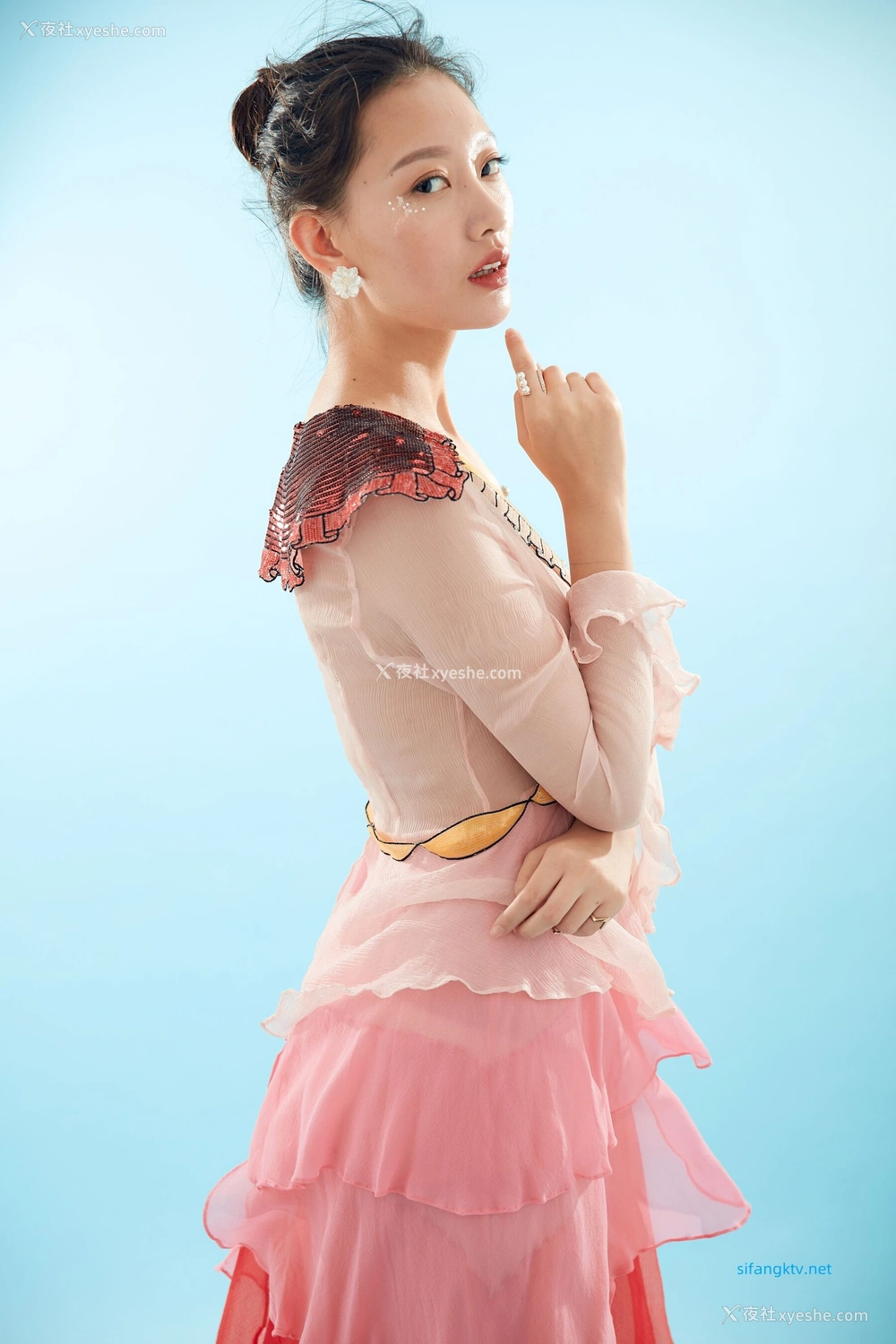 1P - 内地女演员曹成方子性感透点写真
