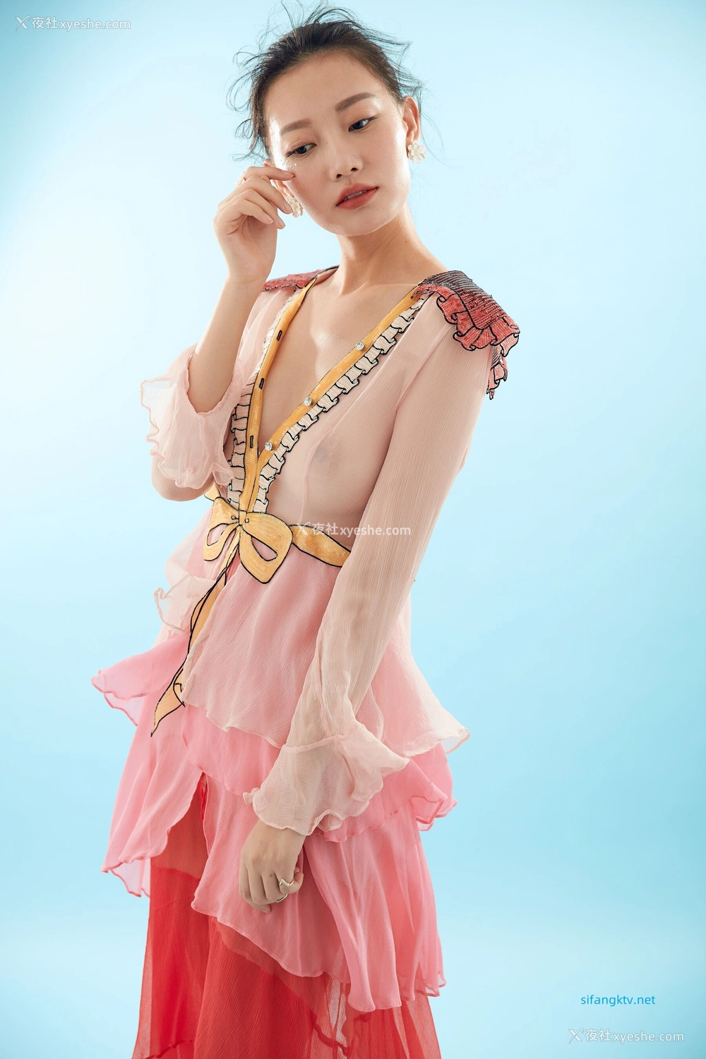 1P - 内地女演员曹成方子性感透点写真