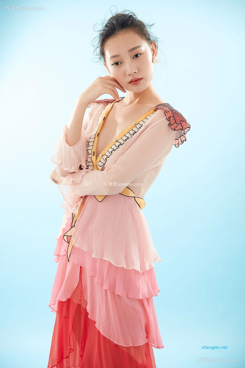 1P - 内地女演员曹成方子性感透点写真