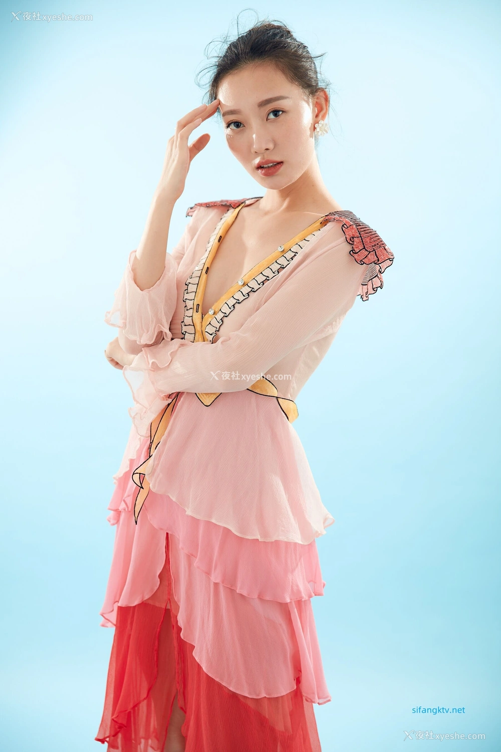 1P - 内地女演员曹成方子性感透点写真