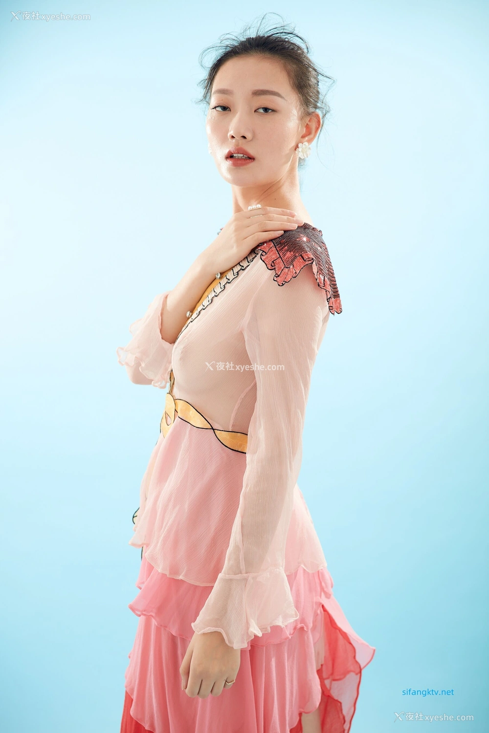 1P - 内地女演员曹成方子性感透点写真