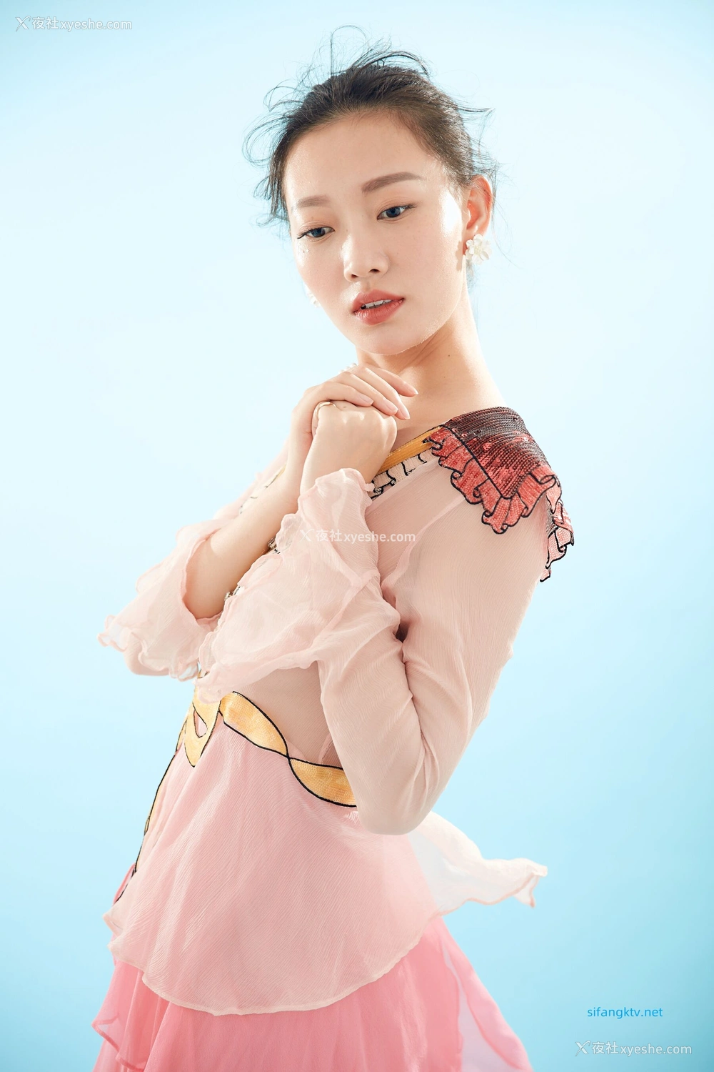 1P - 内地女演员曹成方子性感透点写真