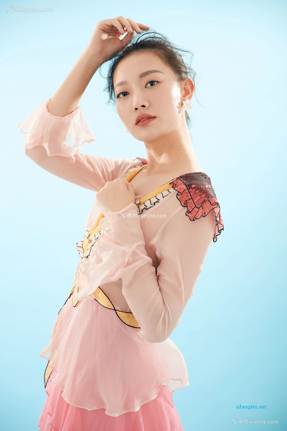 1P - 内地女演员曹成方子性感透点写真